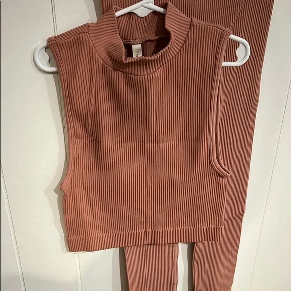 ARITZIA • The Group by BABATON Cropped Ribbed Top and Seamless Legging Set NWOT - Picture 3 of 5